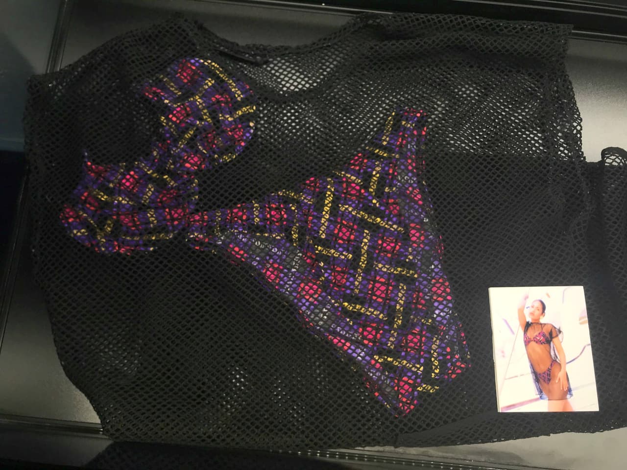 Este es el traje de baño de la primera y única sesión de fotos que la cantante hizo en bikini. Las fotografías, que publicó la revista mexicana Furia Musical, fueron tomadas durante la presentación de Selena en el Festival de Acapulco, en 1994.