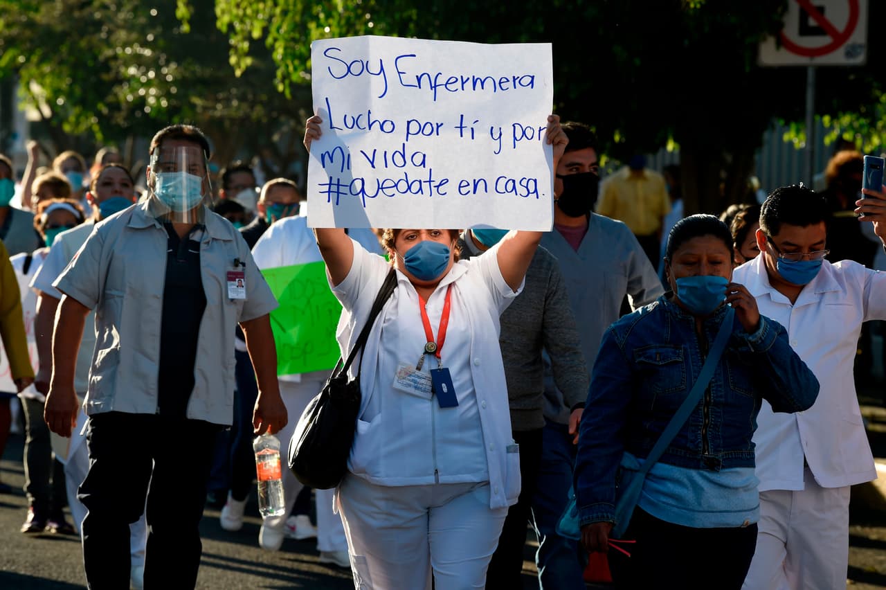 “Soy enfermera, lucho por tí y por mi vida”,se lee en el cartel que una trabajadora de la salud llevó a una protesta por mejores equipos médicos para tratar la pandemia en Ciudad de México, el 13 de abril. 
<br>