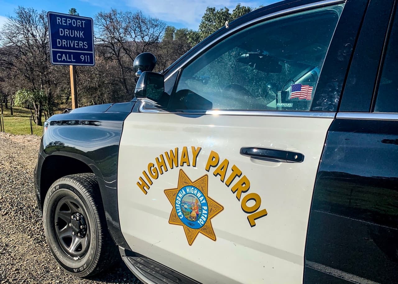 <b>SB 209: </b>Vehículos de emergencia pueden usar una 
<a href="http://leginfo.legislature.ca.gov/faces/billNavClient.xhtml?bill_id=201920200SB209">sirena “alto-bajo”</a>, que se utiliza para evacuar una zona en caso de emergencia. Esta ley entró en vigor en septiembre de 2020.