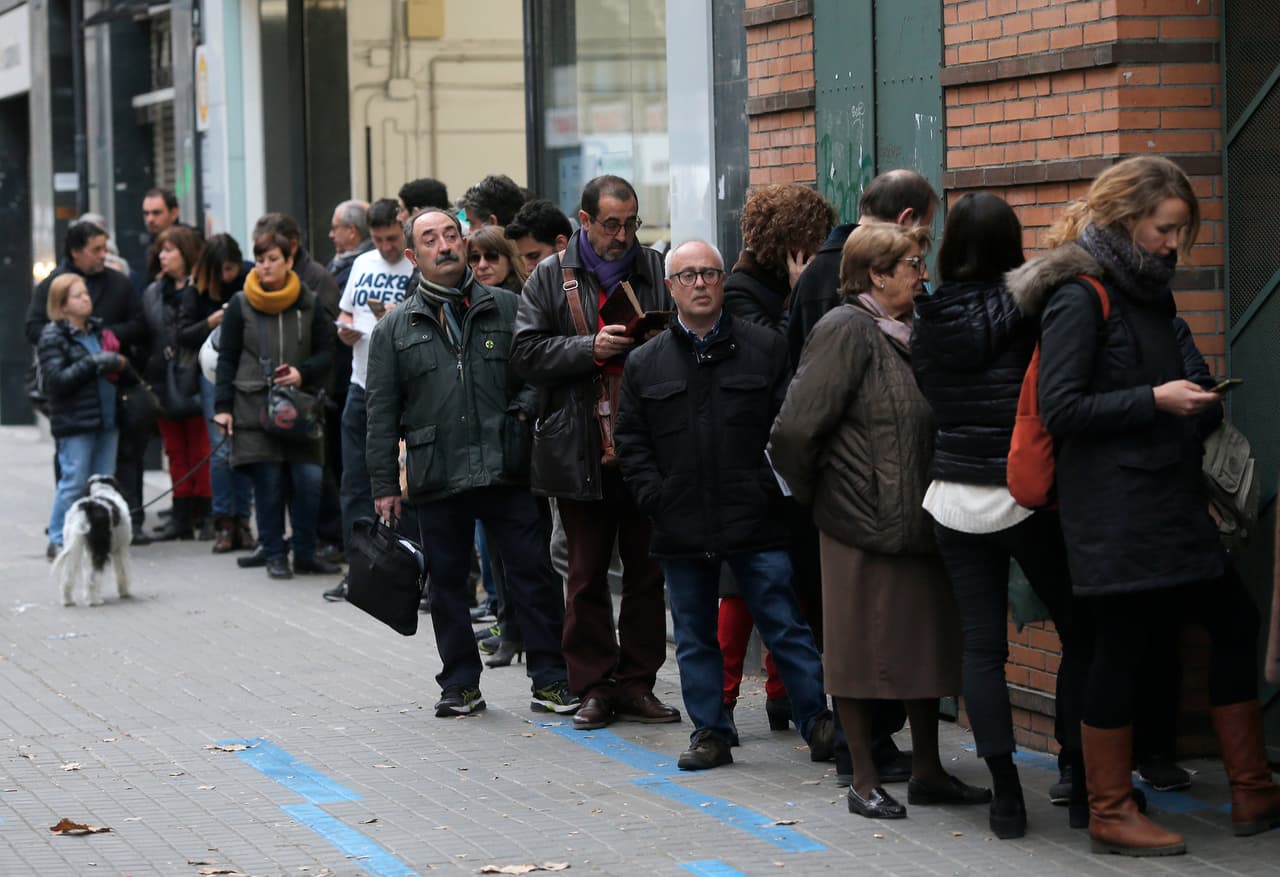 La filas de votantes comenzaron a formarse desde antes de las 9:00 am cuando abrieron los colegios electores.