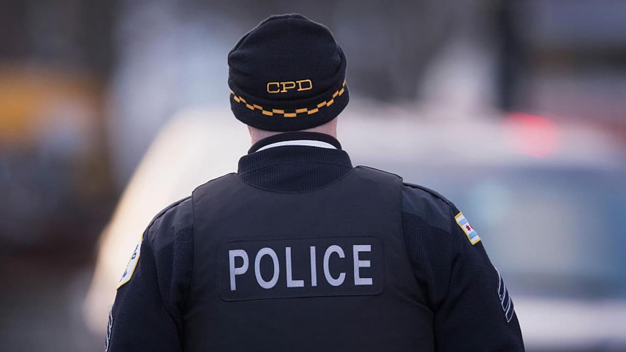 Alertan por sujeto que finge ser policía de Chicago para ingresar a casas y negocios