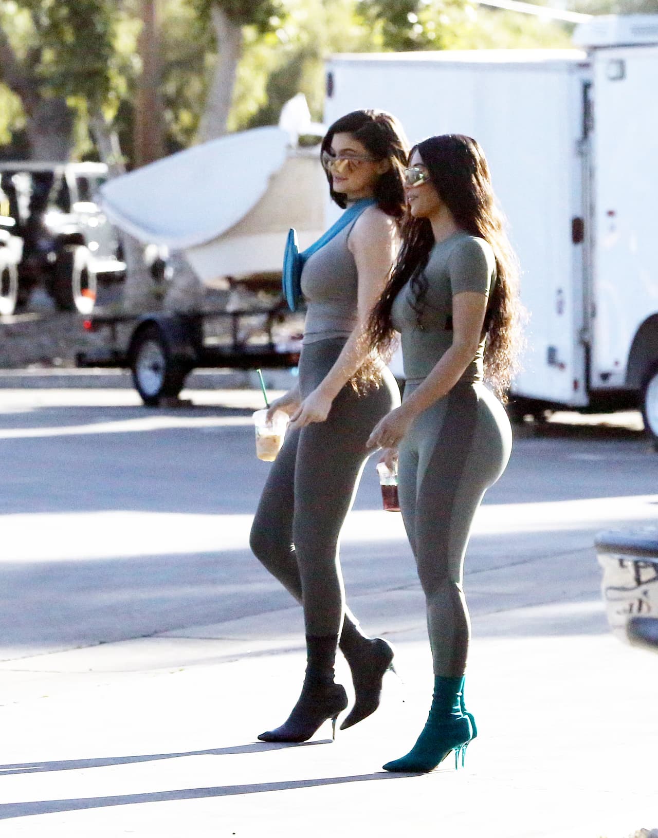 "Siento que somos más grandes que esto, somos mejores que esto. Tengo ganas de llamarla o hablar con ella en persona (con Jordyn)... Simplemente 
<b>no necesitamos intimidar a nadie</b>", dijo Kylie a Kim en un momento del episodio.