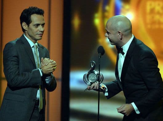 Ese año además Pitbull fue el encargado de entregar a Marc Anthony el Premio a la Excelencia e hizo reir a todos con estas palabras: "Te tengo una confesión, tú y yo estábamos enamorados de la misma mujer"... aunque después aclaró que era de Celia Cruz.