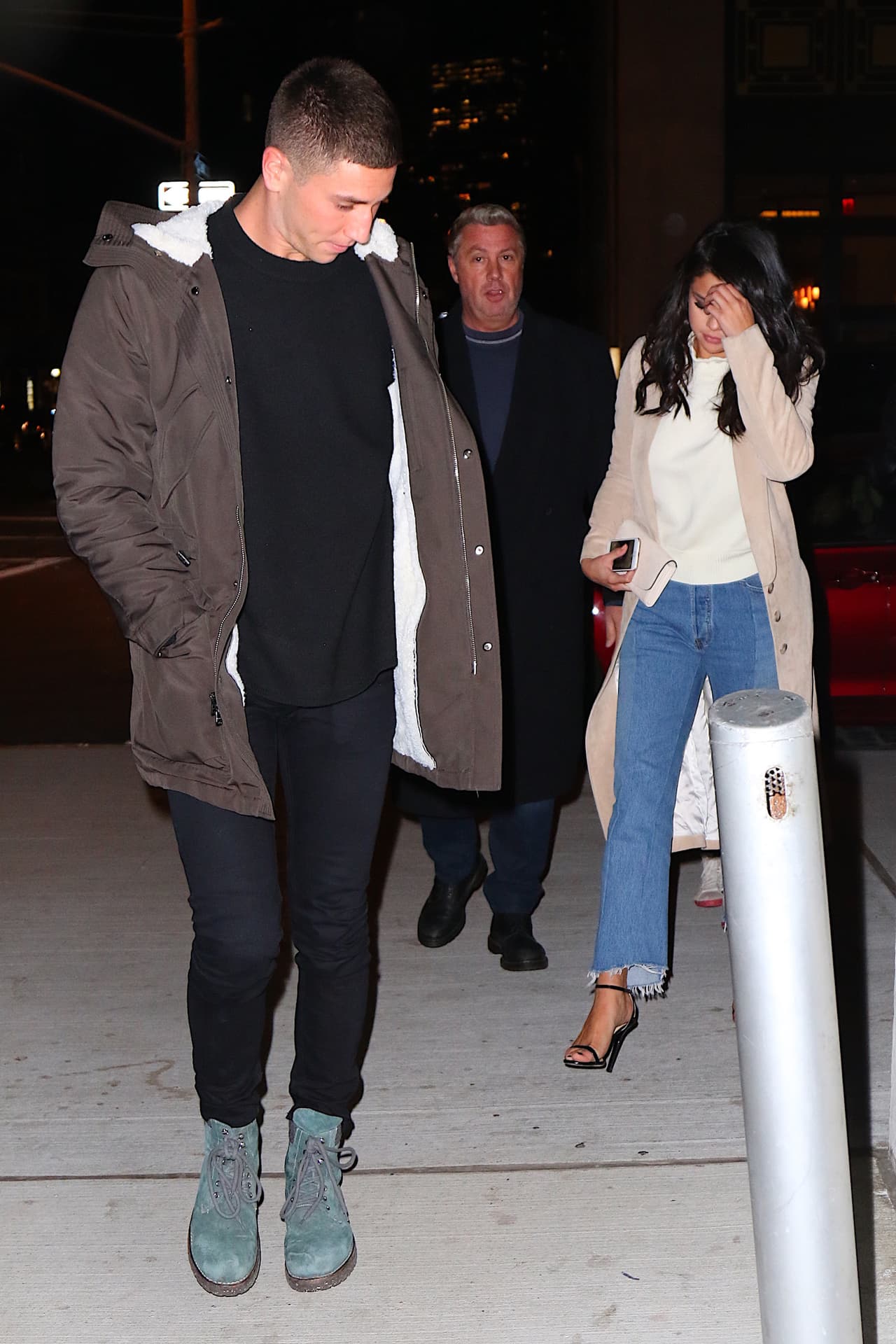 Esta tierna parejita fue captada al salir de una romántica cena, aunque seguro se les interrumpió la digestión al ser captados por los paparazzis.