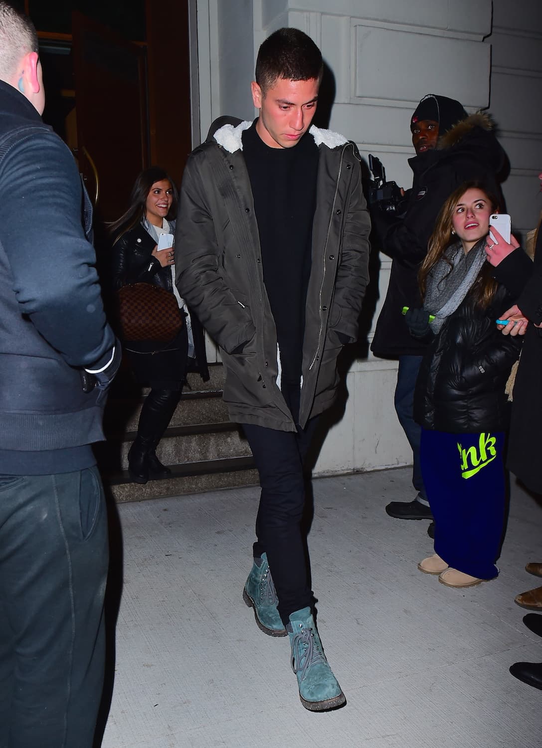 Como debe de ser, porque a decir verdad, la talentosa cantante es una chica que muchos desearían tener a su lado.