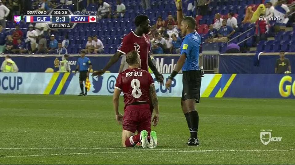 Tarjeta amarilla. El árbitro amonesta a Scott Arfield de Canada