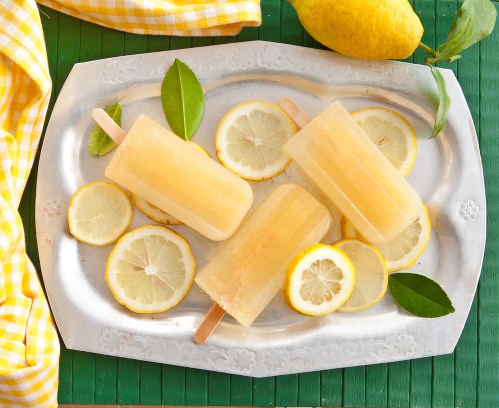 Paletas de tequila. Para los días más calurosos o si tienes una fiesta de verano puedes preparar unas paletas de tequila para las que necesitas 3 1/2 tazas de sandía cortada en taquitos, 2 cucharadas de jugo de lima, 1/3 taza de tequila blanco, 1/2 taza de arándanos frescos y moldes para hacer helados individuales.
