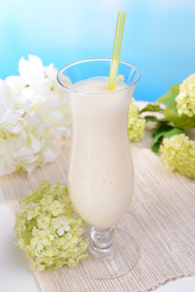 En una jarra honda coloca todos los ingredientes, revuelve bien para mezclar. Luego, coloca la preparación en una cubetera para hacer hielo y lleva al congelador.