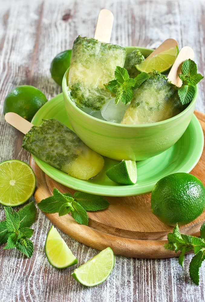 Empieza por colocar en un mismo recipiente el zumo de lima y el tequila. Una vez mezclados los dos ingredientes, debes triturar los trozos de sandía hasta obtener espesa.