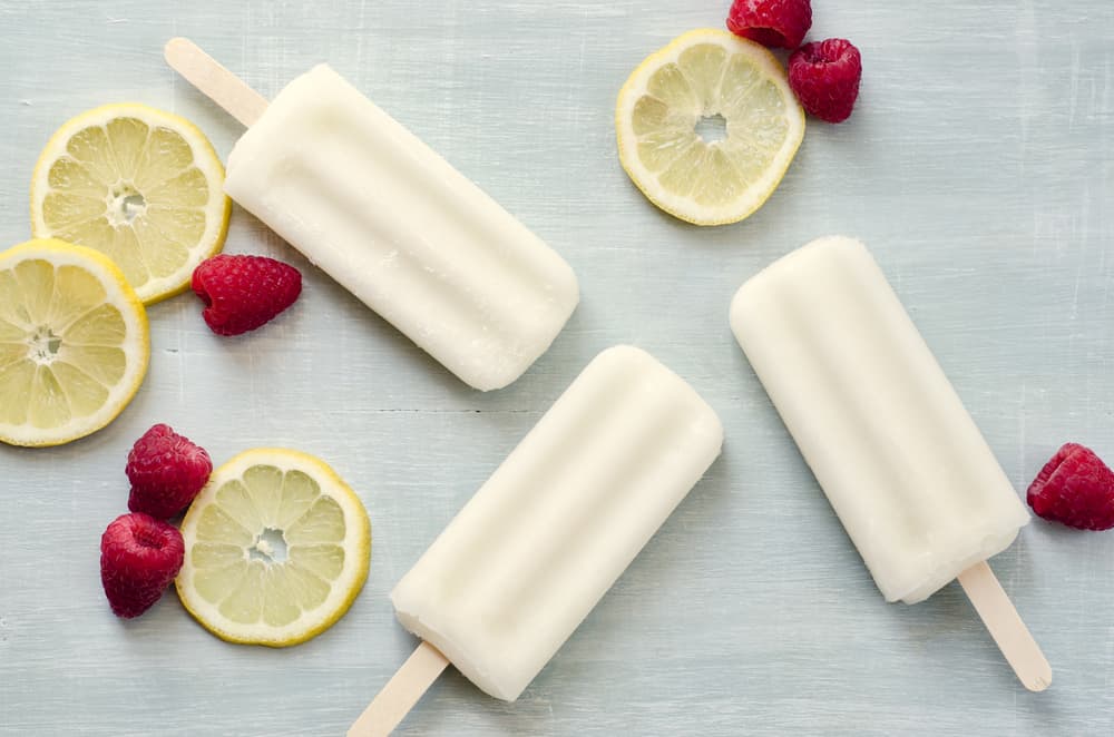 Ahora has un puré con los arándanos y colócalos en el fondo de los recipientes individuales que vayas a usar para la mezcla. Más o menos sería un arándano por porción.