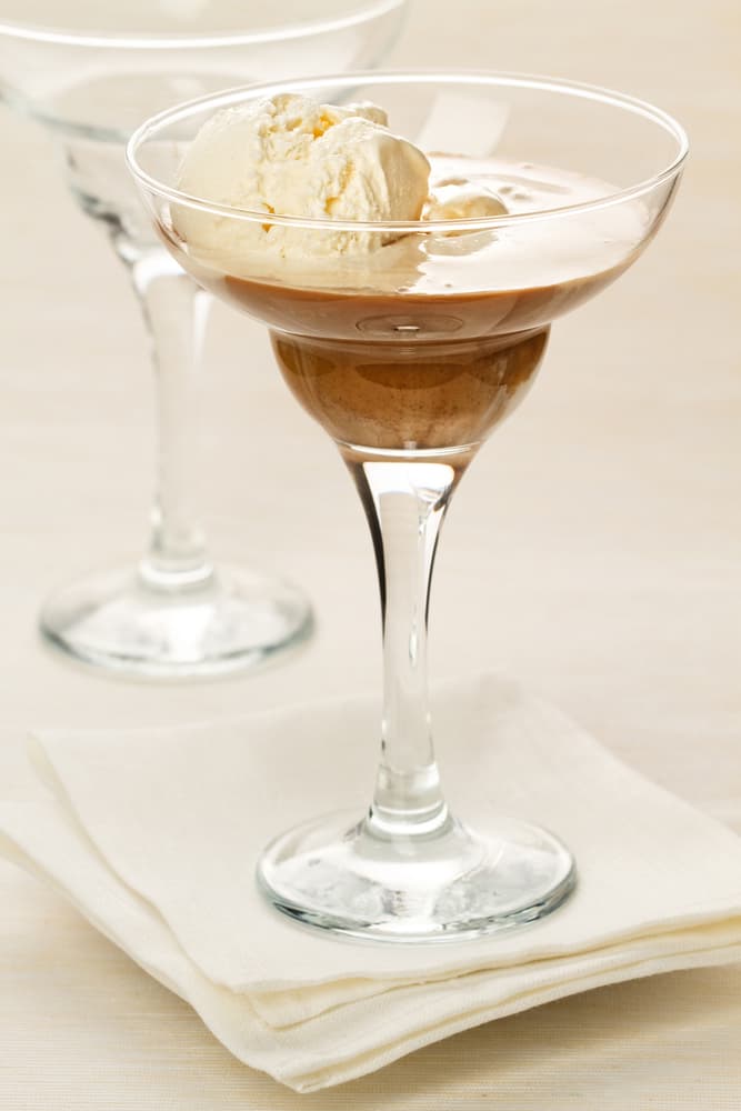 Tienes que dejar reposar en el congelador toda la noche para tener efectivamente un helado fusión de vino y chocolate y listo al día siguiente te puedes deleitar el paladar.