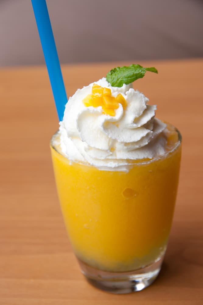 Para un cosmopolitan necesitas 1 1/4 taza de vodka con sabor a cítricos, 1/2 taza de jugo de lima, 2 tazas de jugo de arándano y 2 tazas de agua.