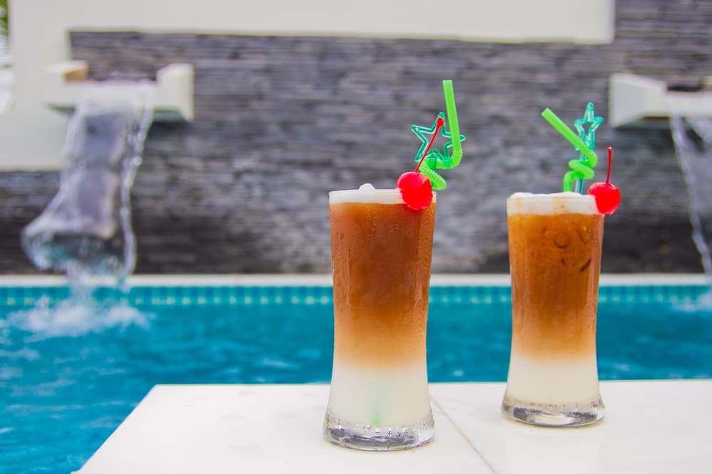 Primero reduce el vino, para ello ponlo a fuego medio alrededor de 20 minutos. Después tritura las galletas para luego mezclarlas con el vino que obtuvimos antes. Añade la leche para tener lista nuestra mezcla para los helados de chocolate y vino.