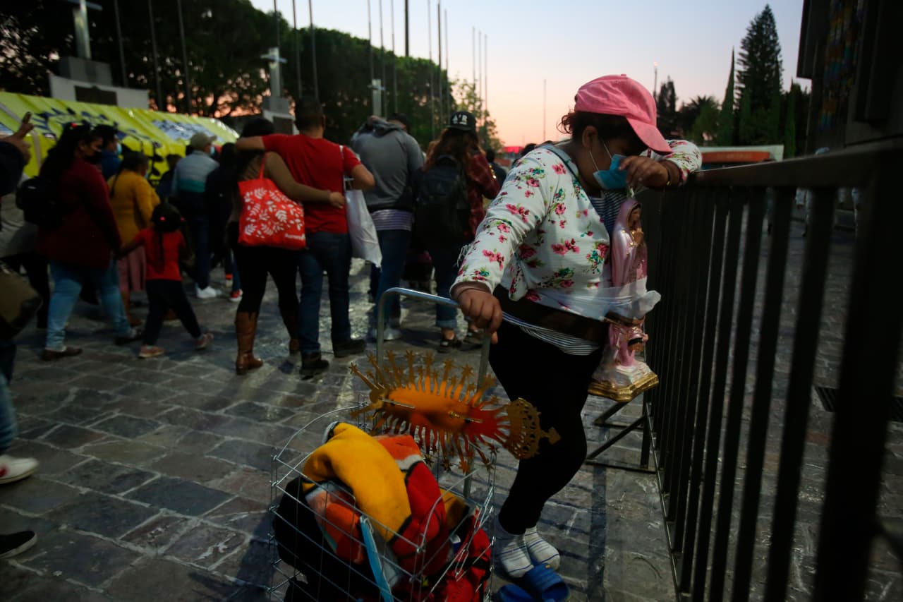 Para mucho peregrinos, después de que en 2020 no pudieron visitar a la Virgen de Guadalupe, 10 minutos son suficientes y el esfuerzo de caminar o viajar en autobús desde más o menos lejos merece la pena.
<br>