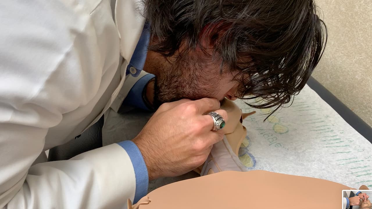 Después de dar 30 compresiones procedemos a
<b>darle respiración (de boca a boca), </b>siempre abriendo la boca del paciente para revisar que no tenga nada obstruyendo su garganta.