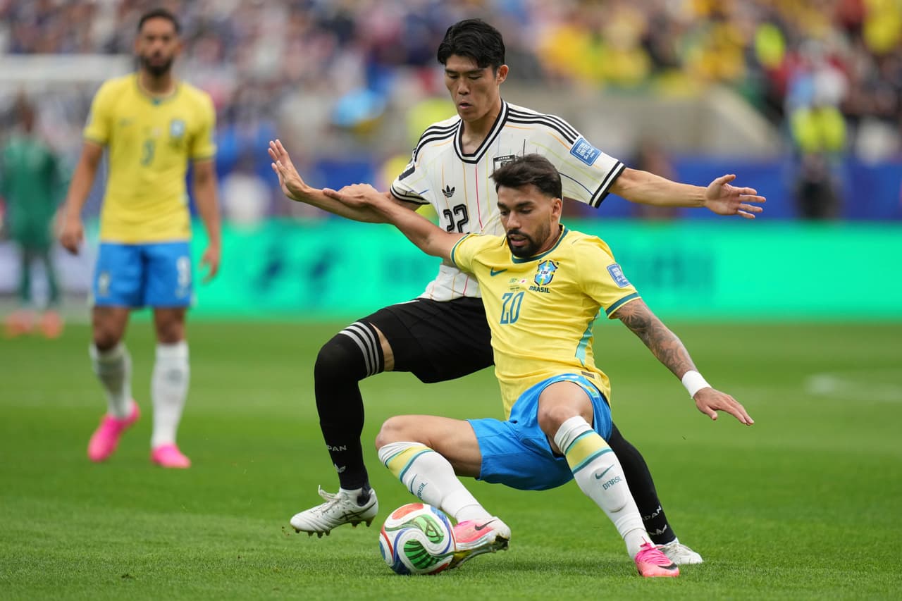 Lucas Paquetá (20) de Brasil disputa el balón con Takehiro Tomiyasu (22) de Japón durante el partido de dieciseisavos de final de la Copa Mundial entre Brasil y Japón en Houston, el lunes 29 de junio de 2026. (Foto AP/Eric Gay)