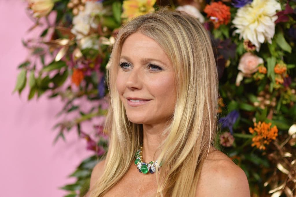 Según dijo en una entrevista para la revista ‘Vogue’, este procedimiento se trata de recibir picaduras de abeja y esto reduciría la inflamación y las cicatrices en la piel.