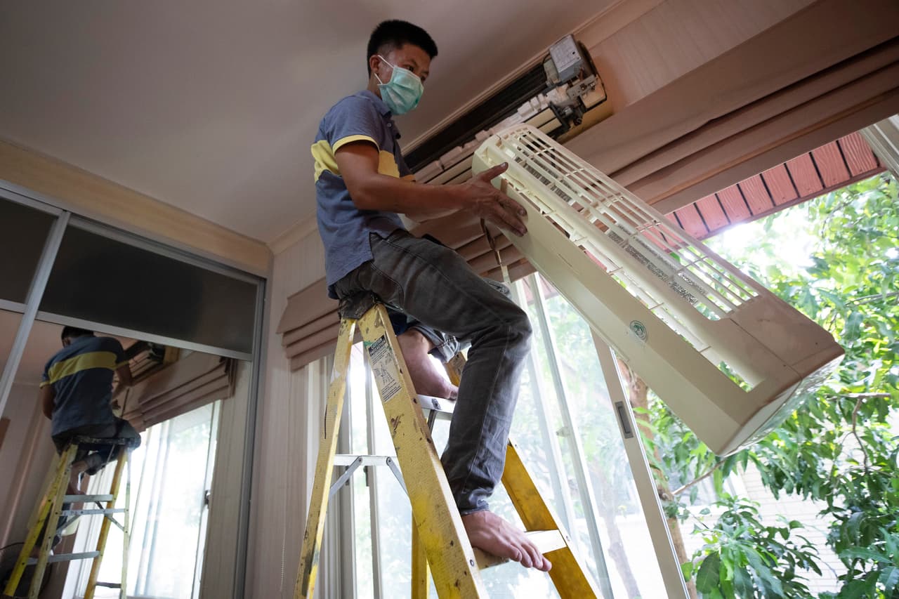 Dentro de tu casa, reemplaza el filtro del aire constantemente, también mantén la temperatura 20 a 25 grados menos que la temperatura exterior.