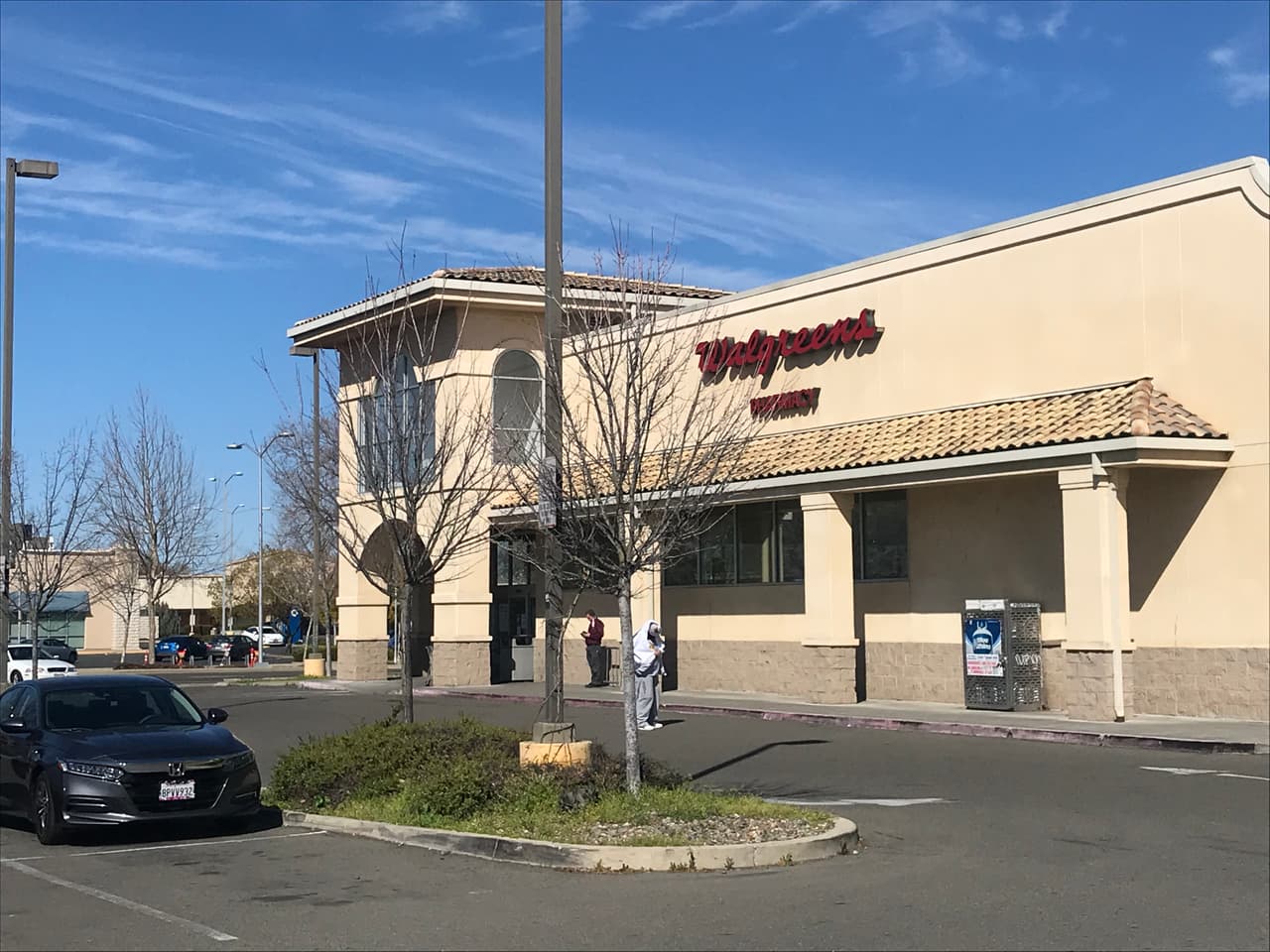 <b>Walgreens</b>
<br>La página de internet para revisar la disponibilidad y acordar una cita se encuentra en 
<b><a href="https://www.walgreens.com/findcare/vaccination/covid-19/location-screening" target="_blank">este enlace</a>.</b>
