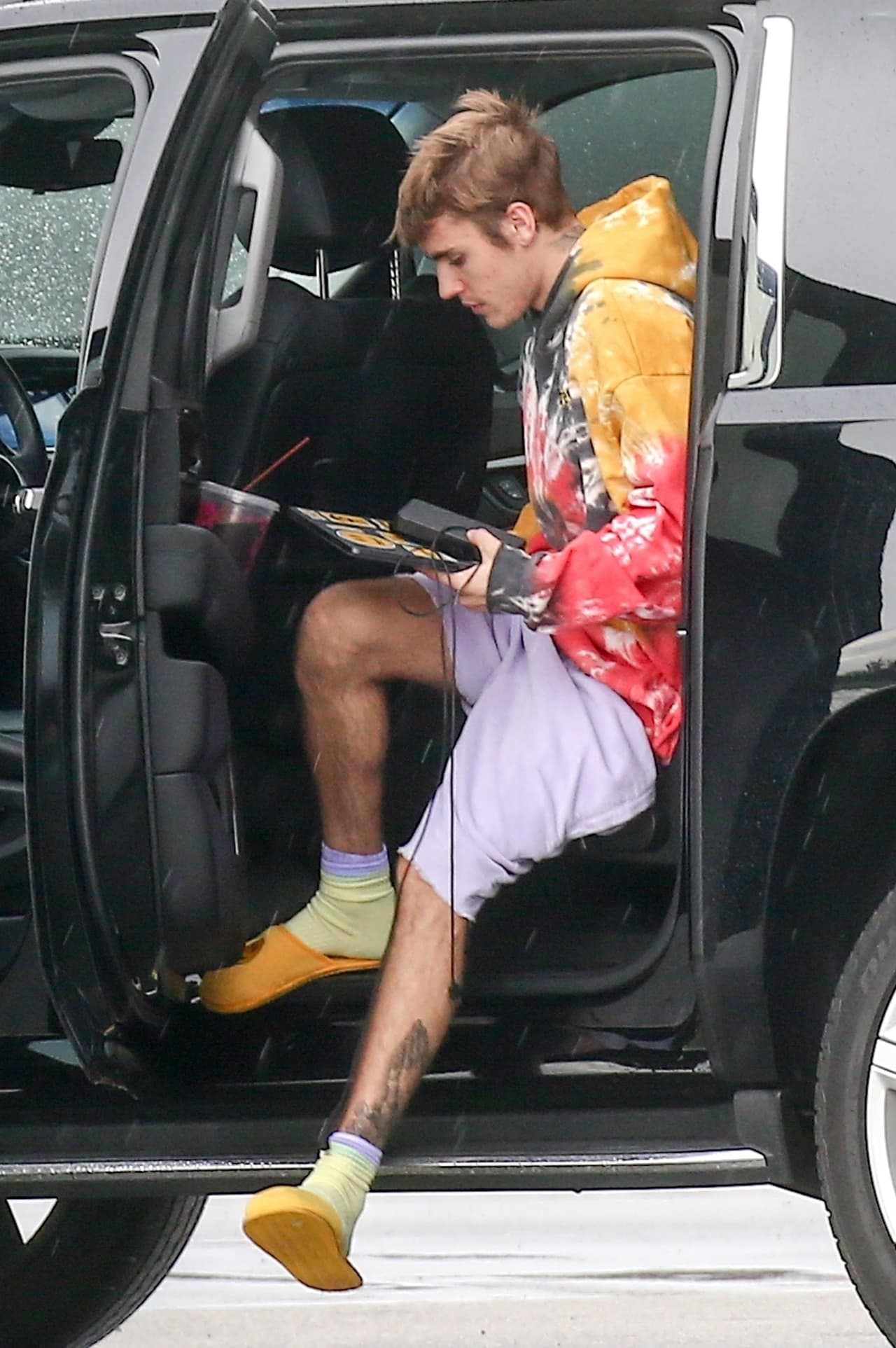 Según Grosby Group, Justin Bieber se dirigía a tomar un vuelo en su jet privado.