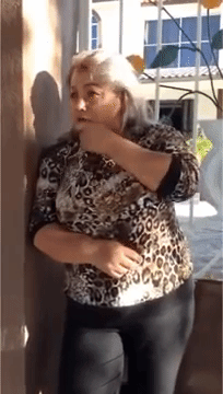 Y tantas burlas en internet la llevaron al llanto después de la fiesta de XV años. En una entrevista improvisada fuera de su casa en La Joya, San Luis Potosí, acusó a personas sin escrúpulos que se burlaron de ellos. "Uno se ha pasado de buena gente", dijo. Además, comentó que por todo el revuelo, las invitaciones y la organización que les demandó la fiesta, su esposo no había podido volver a trabajar.