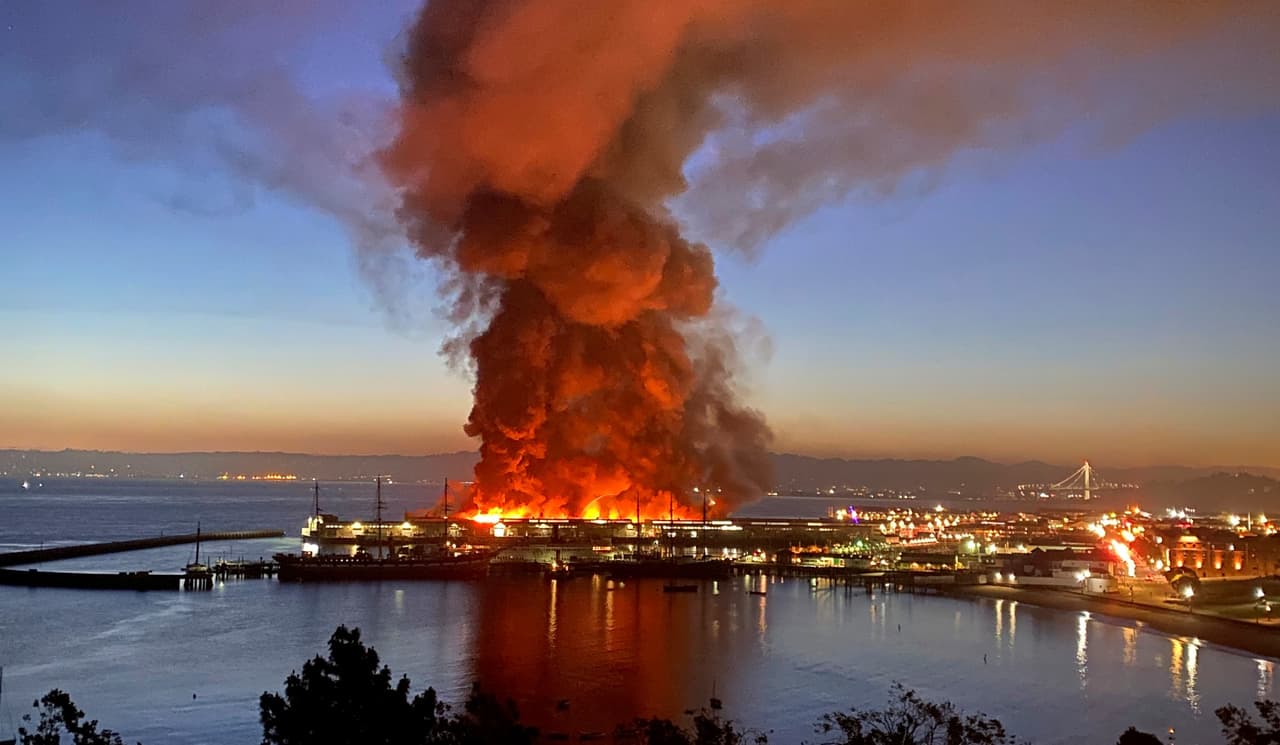 Un incendio destruye gran parte del más famoso muelle de San Francisco