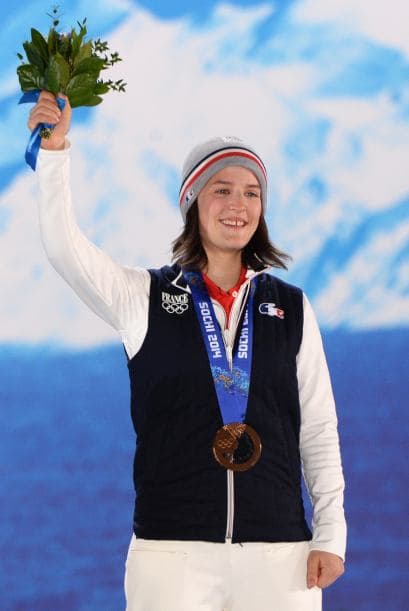 La francesa Coline Mattel ganó bronce en la prueba de salto con esquí en Sochi. Mattel tiene 18 años.