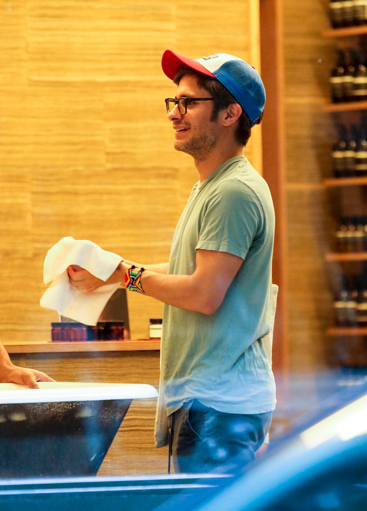 Sin escoltas ni compañía, el famoso de 'Mozart in the Jungle' entró y salió como si nada del local.