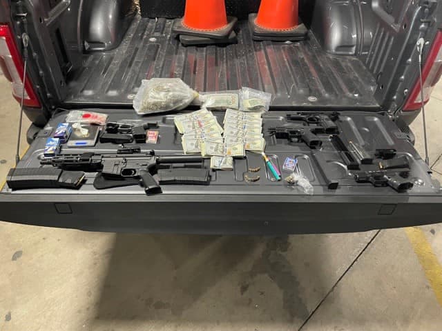 También encontraron $15,000.00 en efectivo.