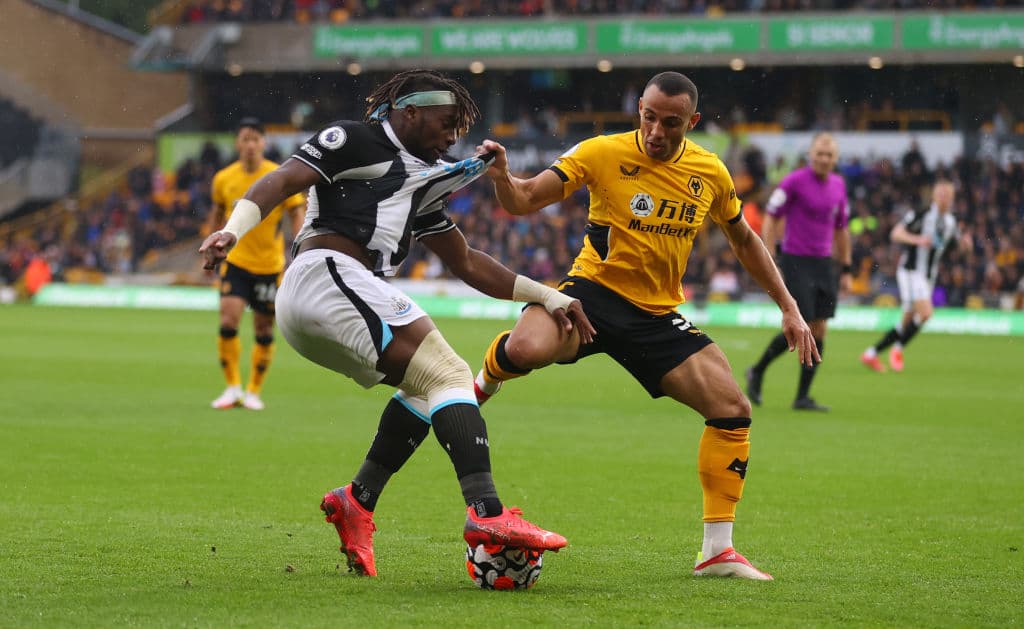 El delantero mexicano se lució con dos asistencias a su compañero Hee-Chan Hwang y el Wolverhampton vence 2-1 al Newcastle United.