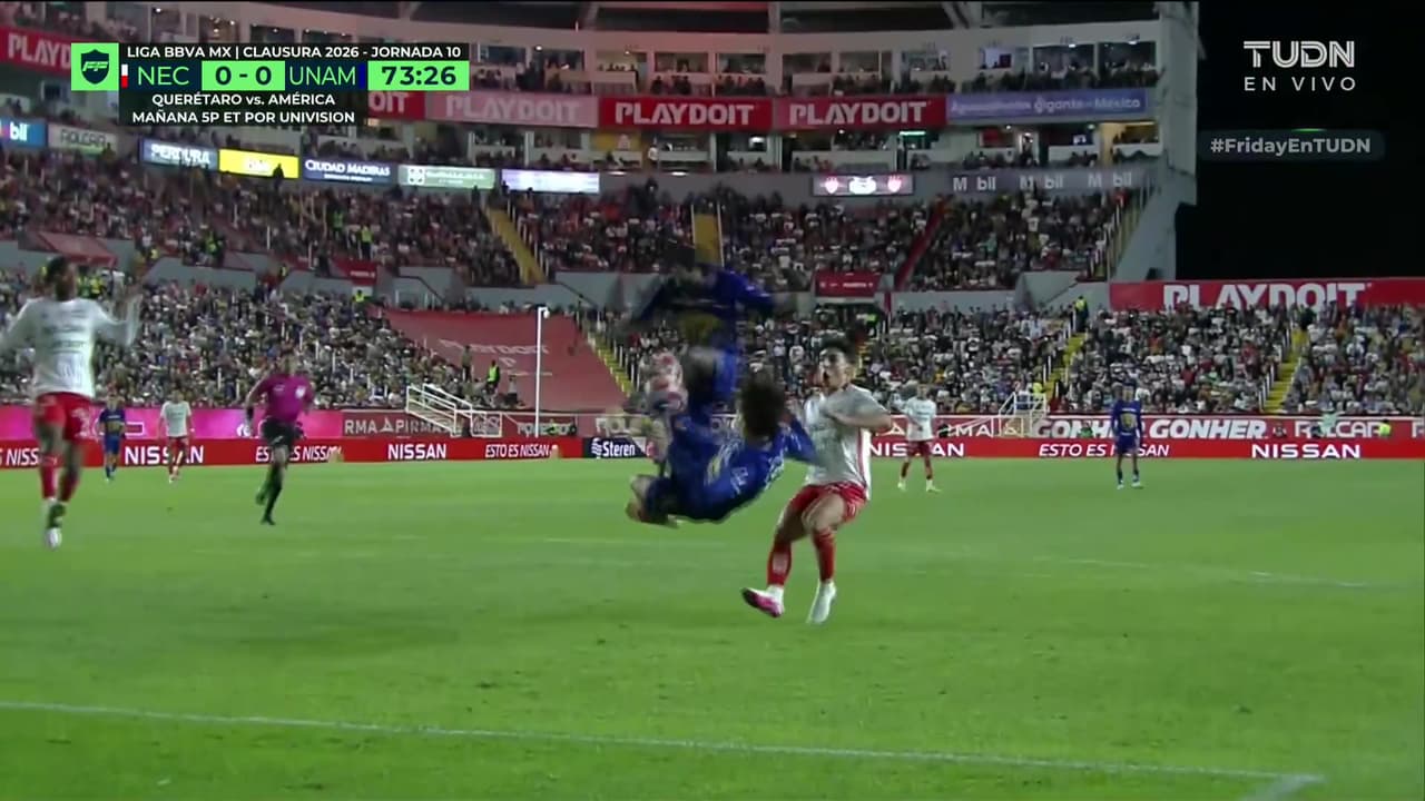 ¡Háblense! ¡Carrillo y Angulo se estorban y dejan ir una clarísima para Pumas!