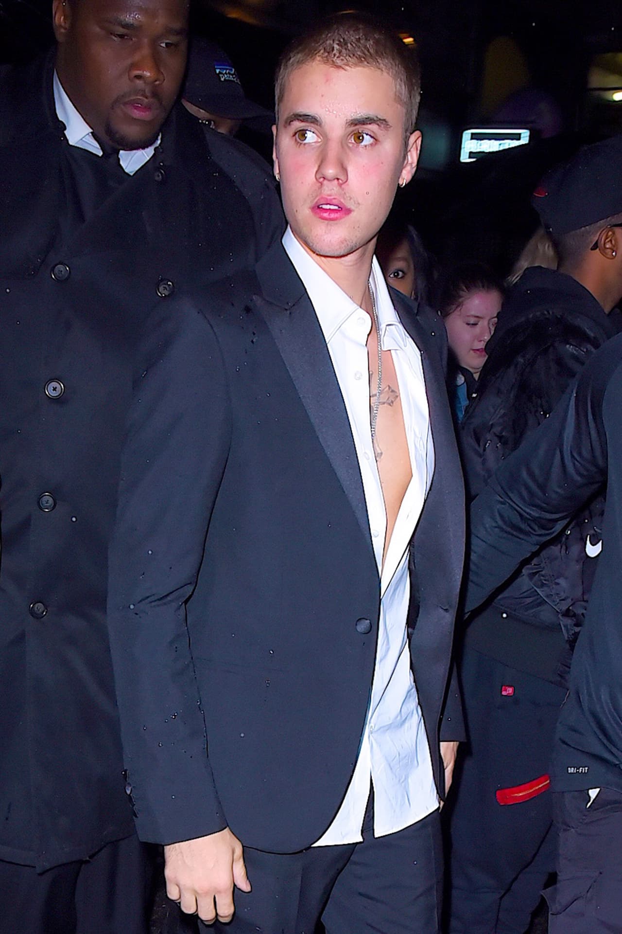 El hombre intentó grabar la escena con su celular, pero Bieber se dio cuenta y corrió a quitarle el teléfono de las manos, luego lo hizo pedazos.