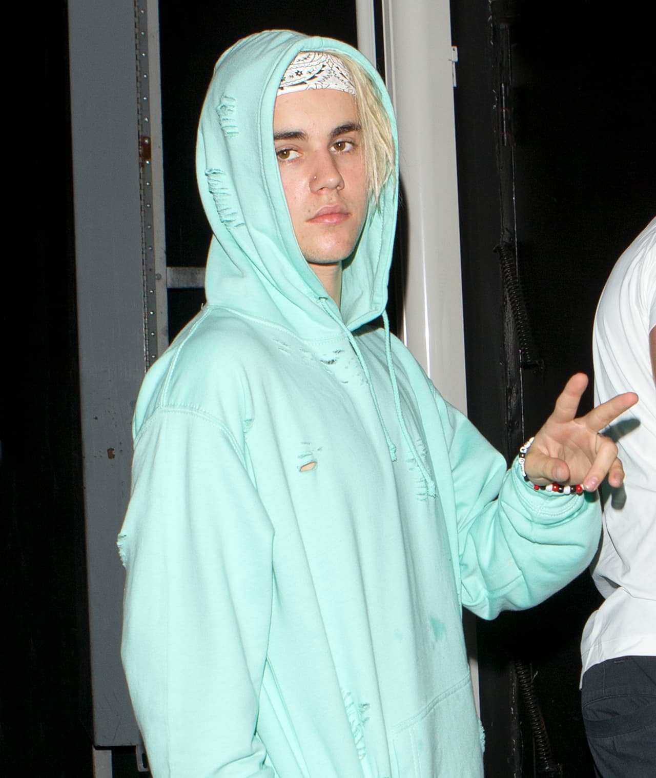 Robert demanda que perdió su tarjeta SIM, en donde tenía grandes recuerdos como las fotos del cumpleaños 100 de su abuela.