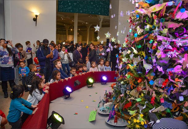 Noviembre 25: 
<b>Visita el árbol navideño de origami del Museo Americano de Historia Natural</b>. El museo se inspira en sus propias piezas para las casi mil obras de papel plegado, construidas por voluntarios durante todo el año.