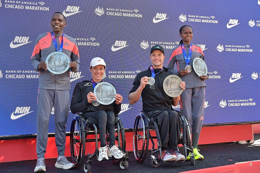 De izquierda a derecha,
<b> el campeón Amos Kipruto</b>, seguido por 
<b>la suiza Catherine Debrunner</b>, quien rompió el 
<b>récord mundial femenino en silla de ruedas, con 1:33:16.</b>
<br>A su lado, el ganador Marcel Hug, quien concluyó en la rama masculina en silla de ruedas en 
<b>1:21:34</b>.
<br>Y por último, 
<b>la etíope Hawi Feysa</b>, quien impuso una nueva marca, con tiempo de 
<b>2:13:33</b>.