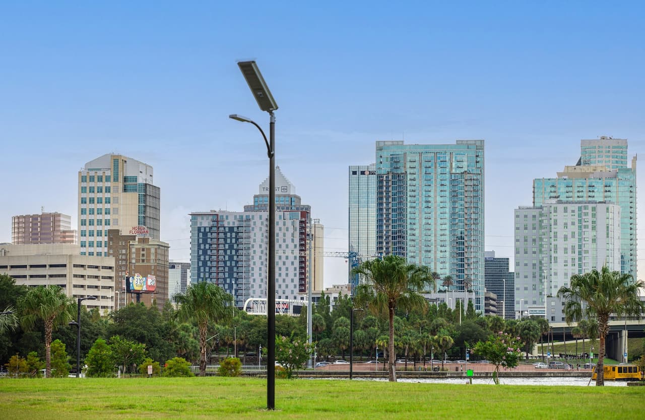 La instalación de más de 7,300 farolas solares ha resultado en una disminución de casi 2.6 millones de libras de CO2 en comparación con las farolas convencionales.