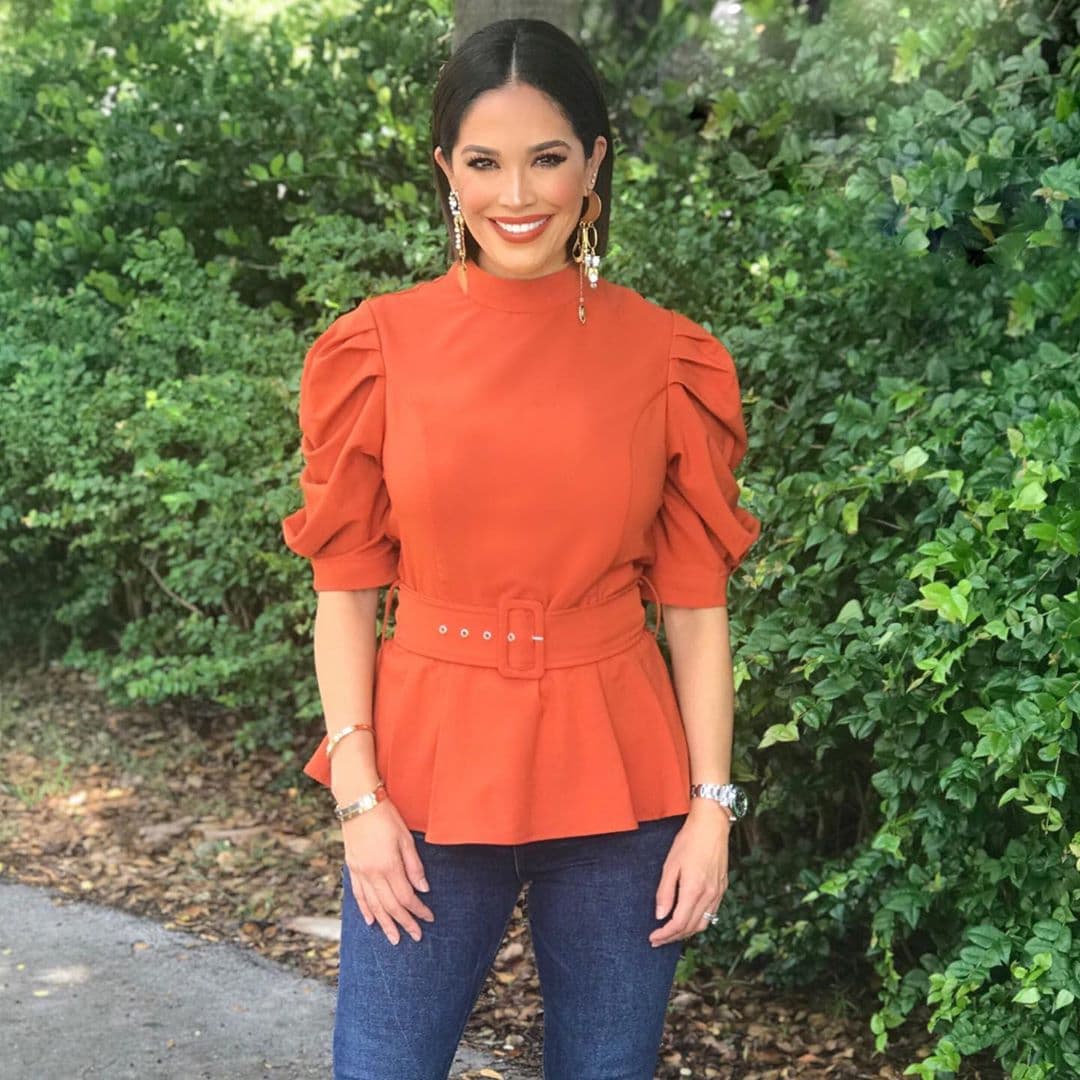 Este es otro modelo de blusa con cintillo que la conductora mexicana eligió para conducir Despierta América. Karla está muy orgullosa de los logros que ha dado su "hermanita", como le dice de cariño a Ana.