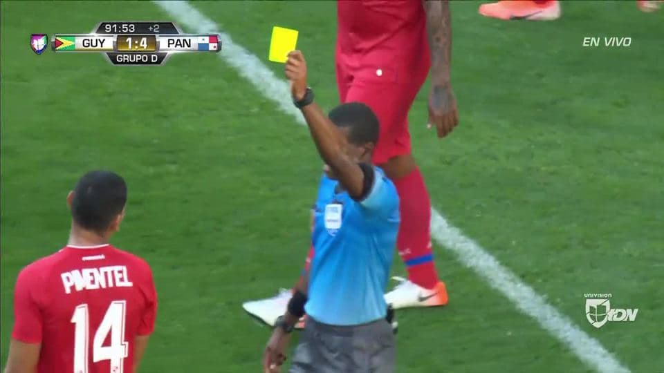 Tarjeta amarilla. El árbitro amonesta a Valentín Pimentel de Panama