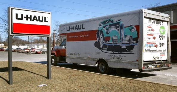 Hallan desnuda en un camión U-Haul en Maryland a una mujer que afirma fue secuestrada en Washington DC