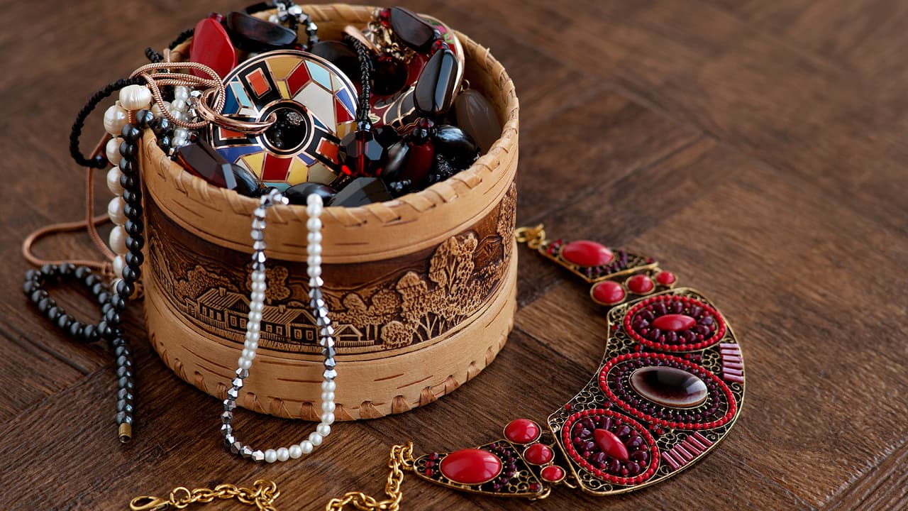 Primero debes saber la razón por la que cambian de color. Se dice que su tono se puede alterar debido a la reacción que hace el azufre al contacto con estos accesorios, o bien, por el roce directo con tu piel, la cual produce cierto tipo de aceites que con el tiempo alteran el material de la bisutería.