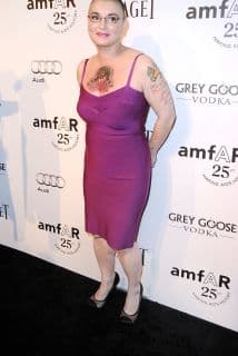 La polémica cantante dice que ya no se identifica emocionalmente con la canción original de Prince. 