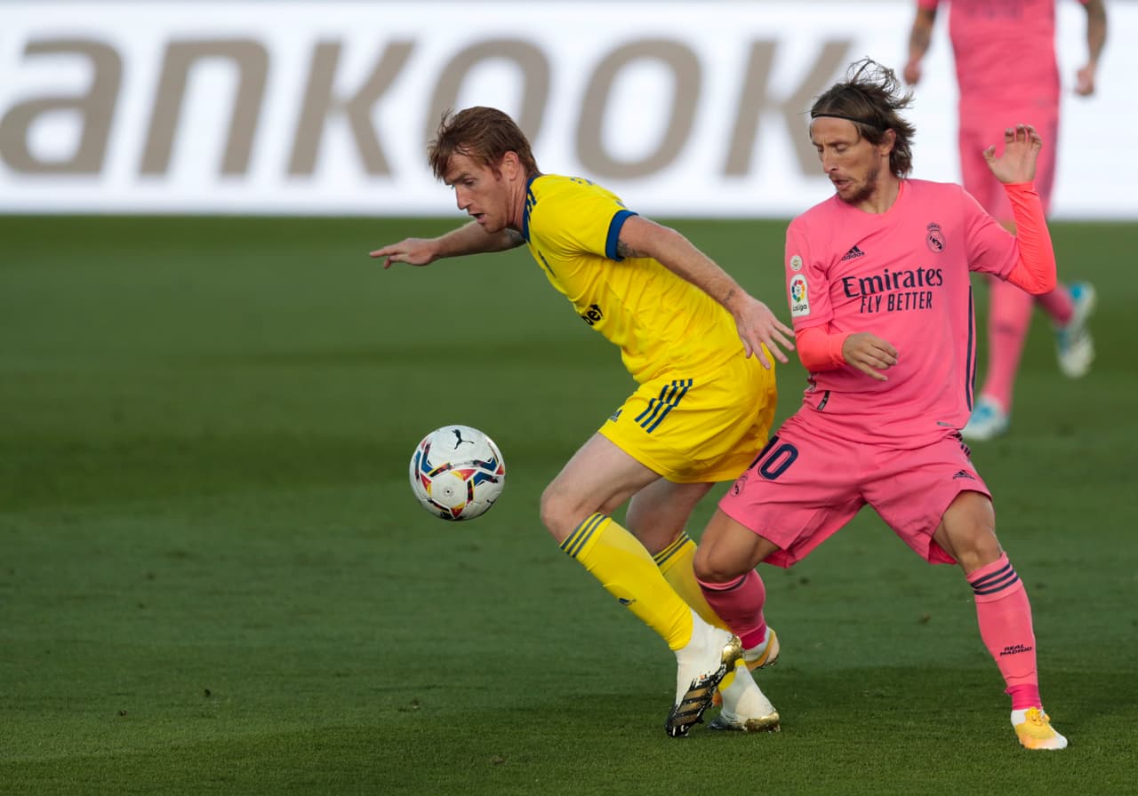 Los pupilos de Zinedine Zidane perdieron por la mínima y registran su primer descalabro en la justa española. | Anthony Lozano se encargó de enfriar a los madrileños desde los 16’ de juego. Real Madrid se medirá al Shakhtar en duelo de Champions y Cádiz se medirá al Villarreal en La Liga.