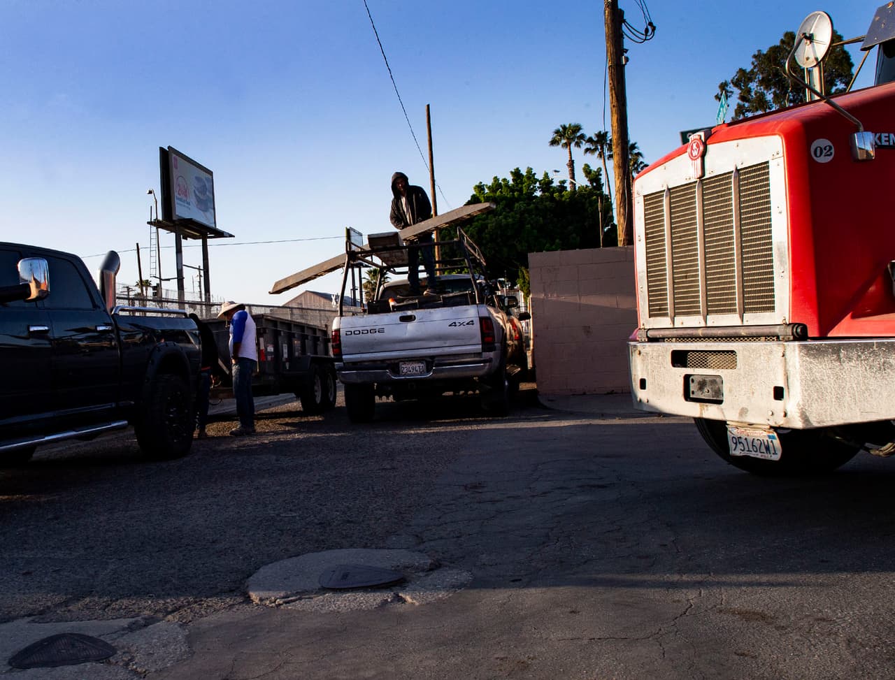 El ruido constante y la contaminación provenientes de negocios como este, cerca del hogar de Frances Orozco en Logan Barrio, han sido por décadas una carga para los vecinos del área.