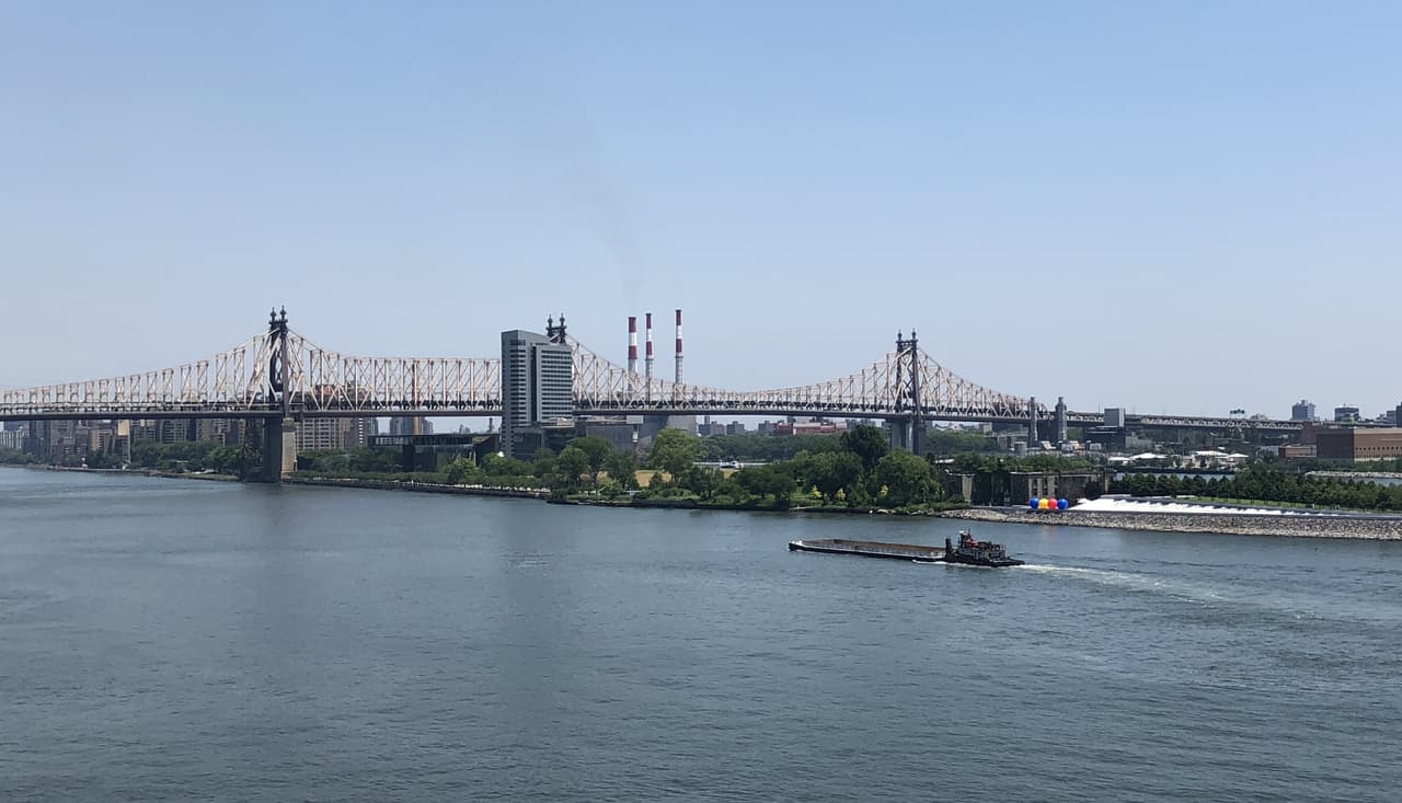 "En el puente de Queensboro, comenzaremos las obras este año para convertir la calzada exterior norte en un carril de doble sentido para bicicletas y convertir la calzada exterior sur en un carril de doble sentido para peatones", dijo.