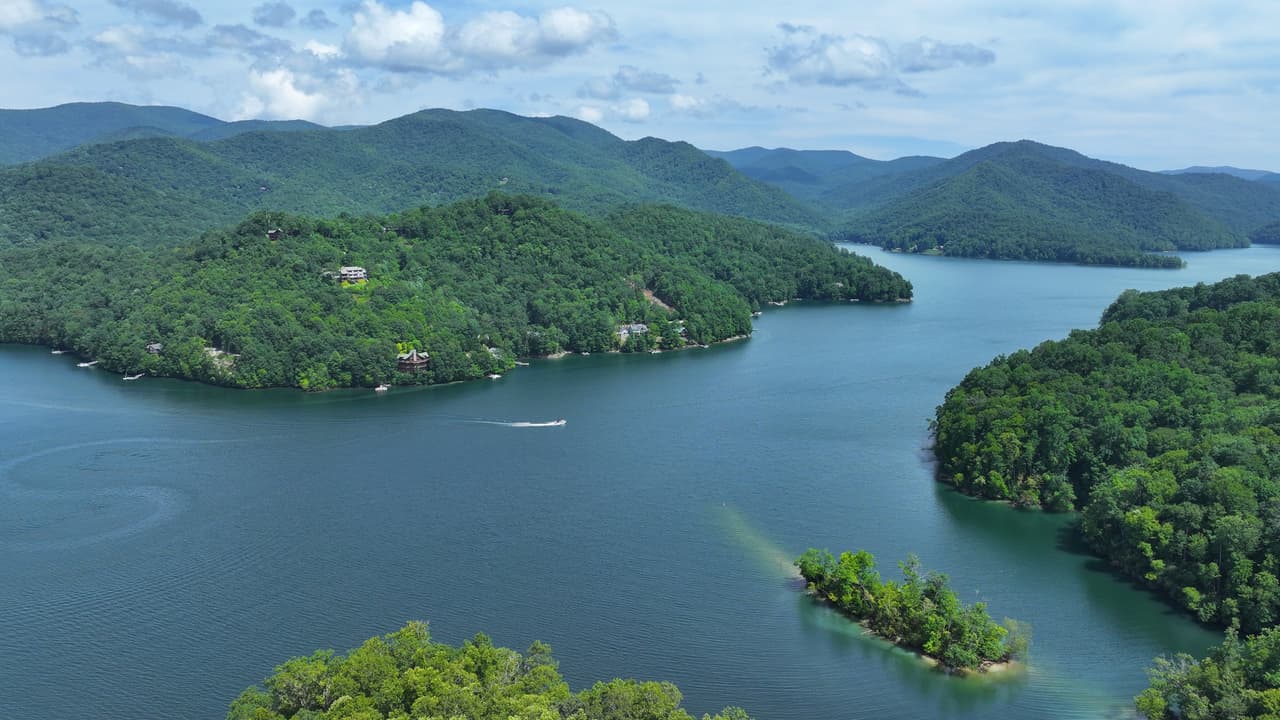 <b><a href="https://goo.gl/maps/9STjXfQQMh72doNz5">El lago Nantahala</a></b> se encuentra muy por encima del desfiladero del río Nantahala a una altura de 3,000 pies.