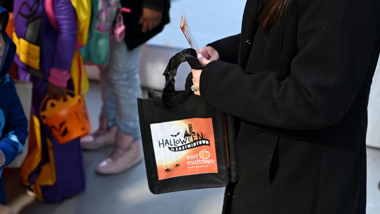 Dan ositos de goma con agujas a niños durante Halloween en Maryland