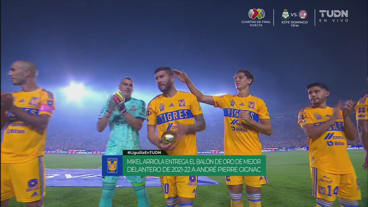 Lichnovsky hace enojar a Gignac con un zape tras recibir su Balón de Oro