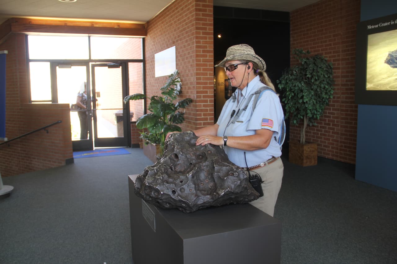 Dentro de las instalaciones, guías dan charlas sobre el origen de este cráter, el mejor conservado en todo el mundo, y hasta puedes tocar este fragmento de meteorito.