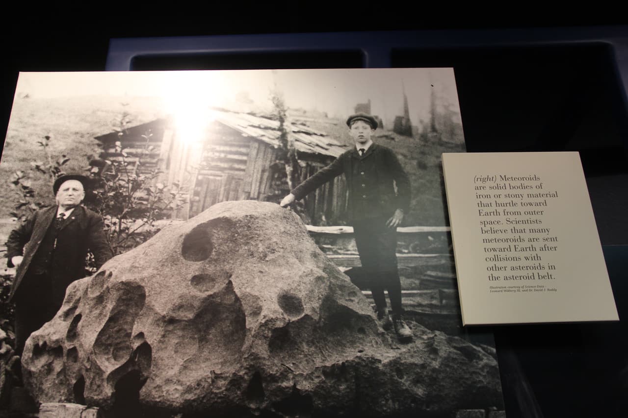 Se llama Cráter Barringer en honor a Daniel Barringer , un ingeniero de minas y empresario quien fue el primero en afirmar en el año 1903 que ese hueco había sido creado por el impacto de un meteorito .