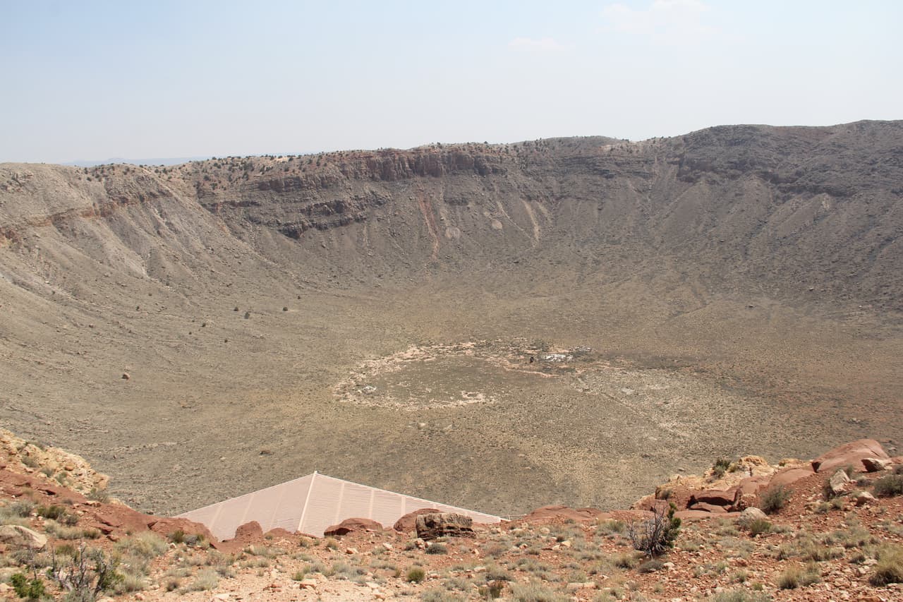 El meteorito estaba compuesto por níquel y hierro, pesaba unas 300.000 toneladas y viabaja a 12 millas por segundo. La fuerza del impacto fue tal que vaporizó al meteorito y destruyó el bosque que había en esa zona, la cual hoy en día es una planicie desolada.